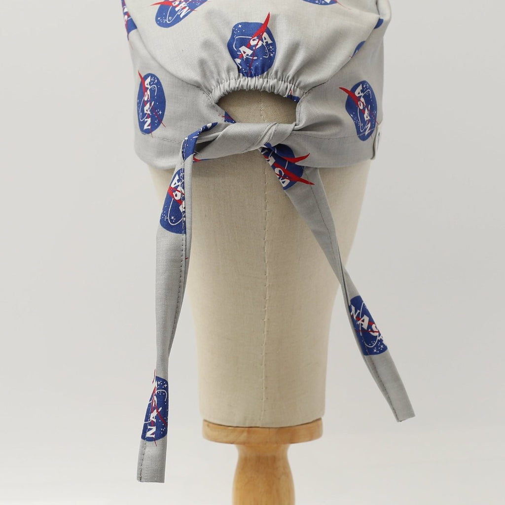 Gorro quirúrgico con círculos y logotipos de la NASA