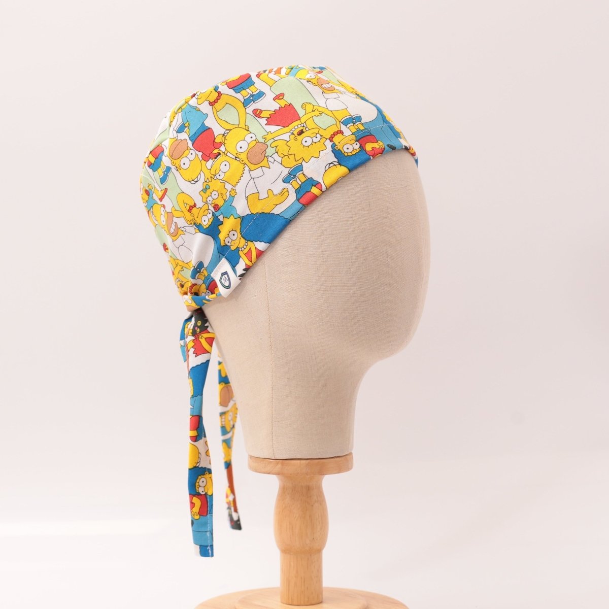 Gorro quirúrgico con multitud de la familia Simpsons de dibujos animados de televisión
