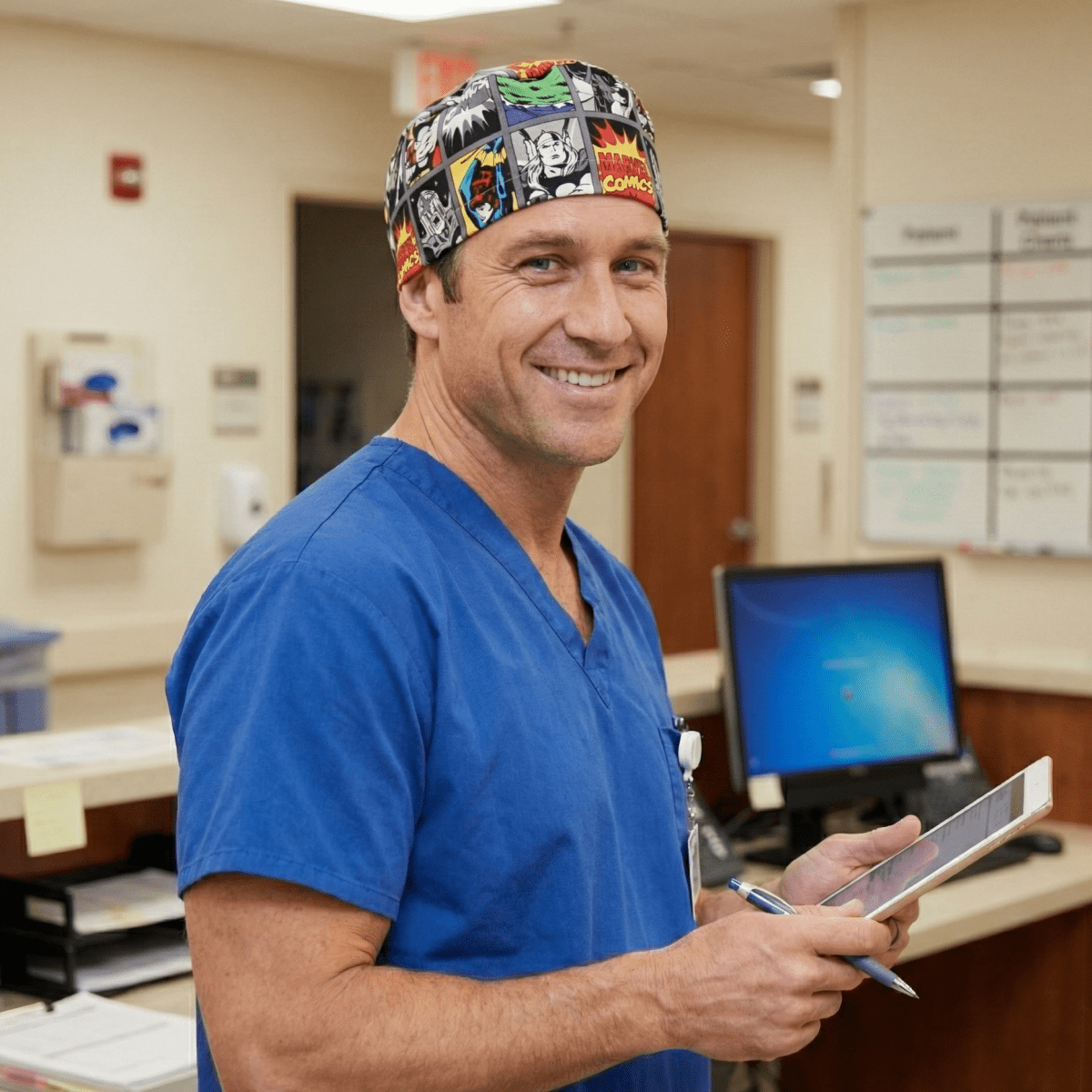 Gorro quirúrgico de rejilla gris con diseño de Hulk y Thor de Marvel Comic Strip