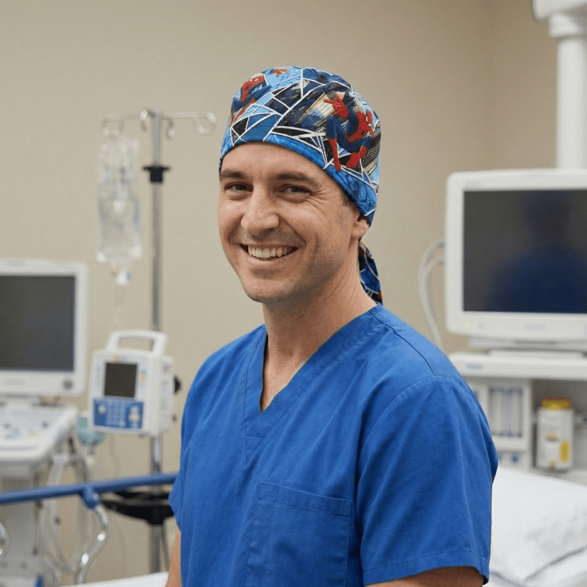 Gorro quirúrgico con diseño de Spiderman City Escape de Marvel