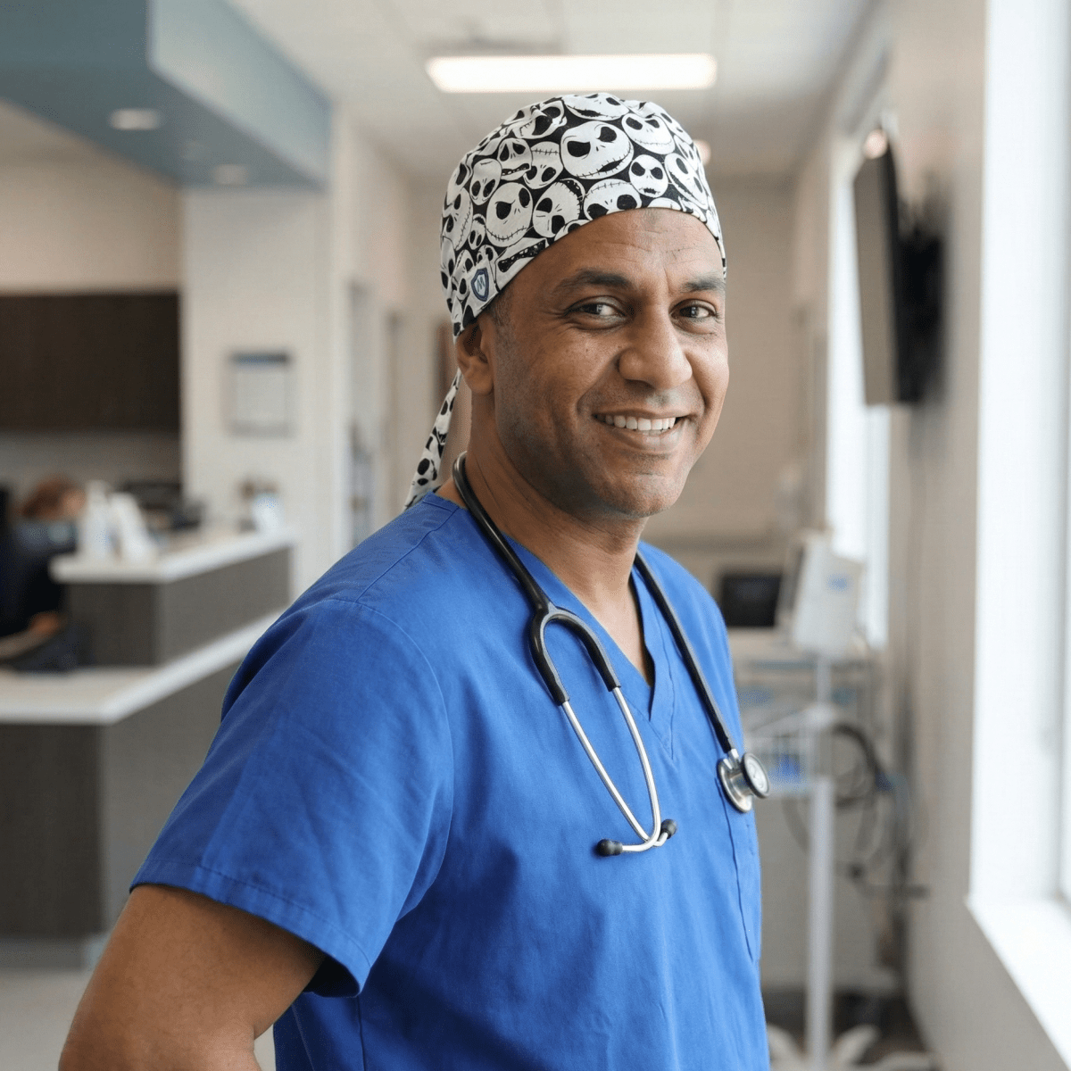 Gorra quirúrgica blanca con calaveras de Pesadilla antes de Navidad