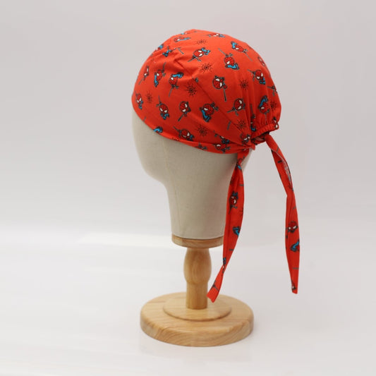 Spiderman kawaii sobre gorro de quirófano rojo