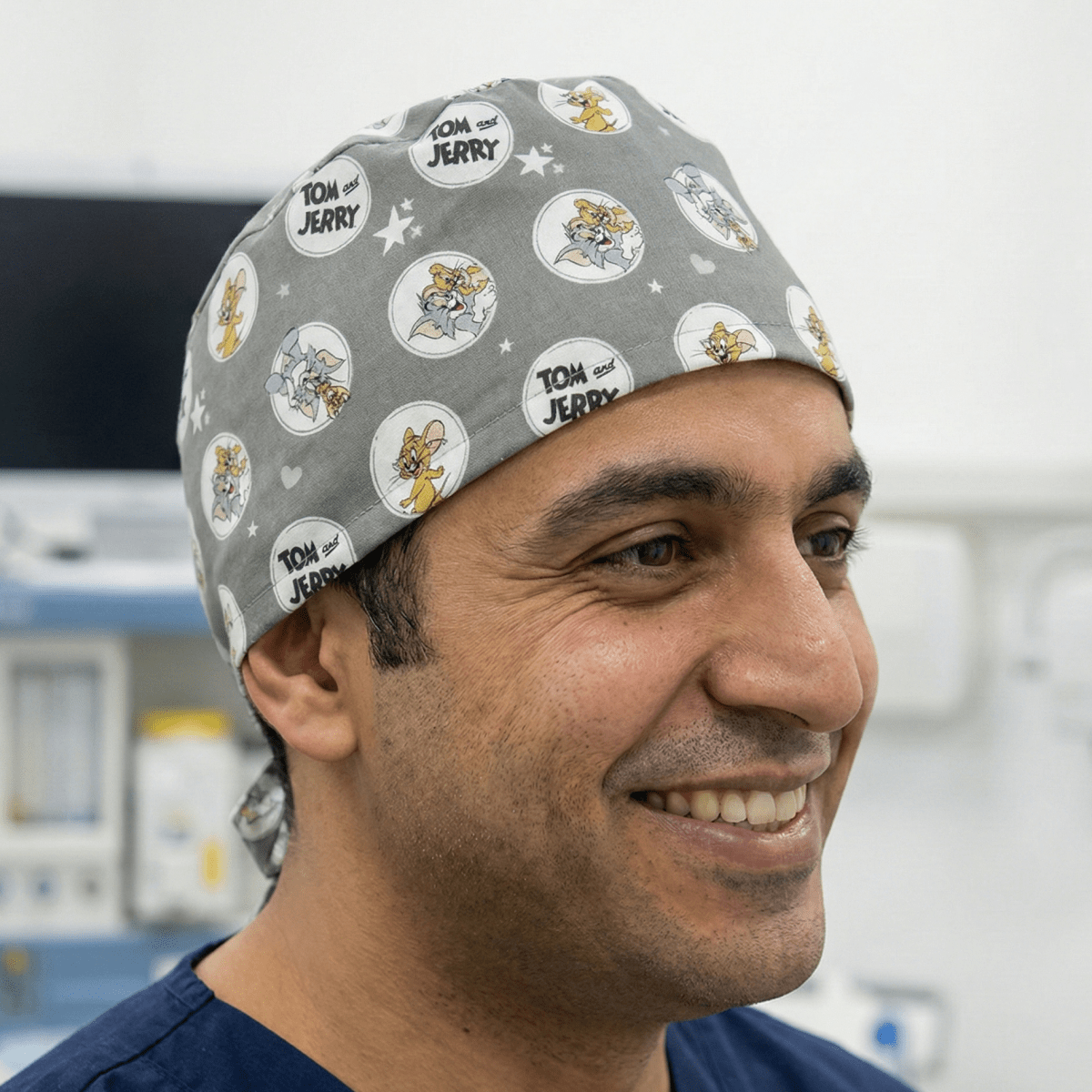 Gorro quirúrgico gris con círculos de Tom y Jerry