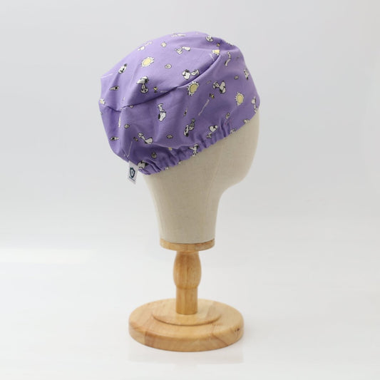 Gorro quirúrgico morado con diseño de Snoopy y los amigos del sol