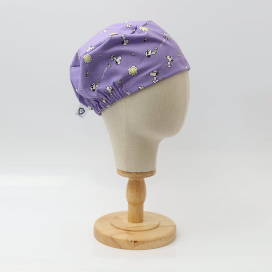 Gorro quirúrgico morado con diseño de Snoopy y los amigos del sol