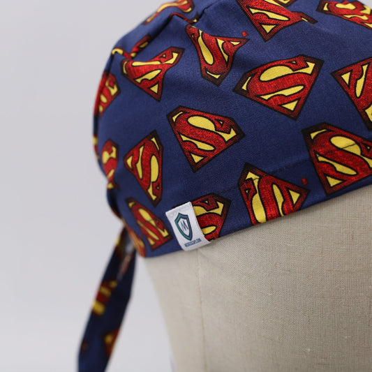 Logotipo de Superman en gorra de quirófano azul marino